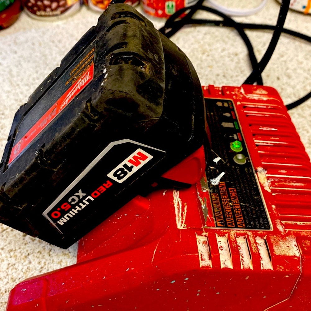 MILWAKUEE M18 RED LITHIUM XC 5.0 BATTERY PACK AND CHARGER